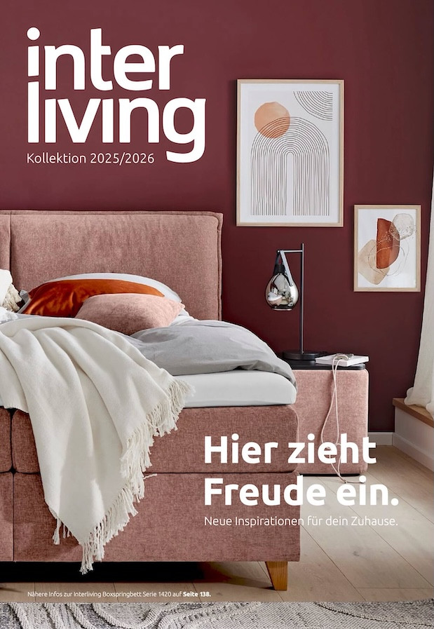 Interliving Katalog: Schlafzimmer-Einrichtung mit Boxspringbett und Wanddeko. "Hier zieht Freude ein.