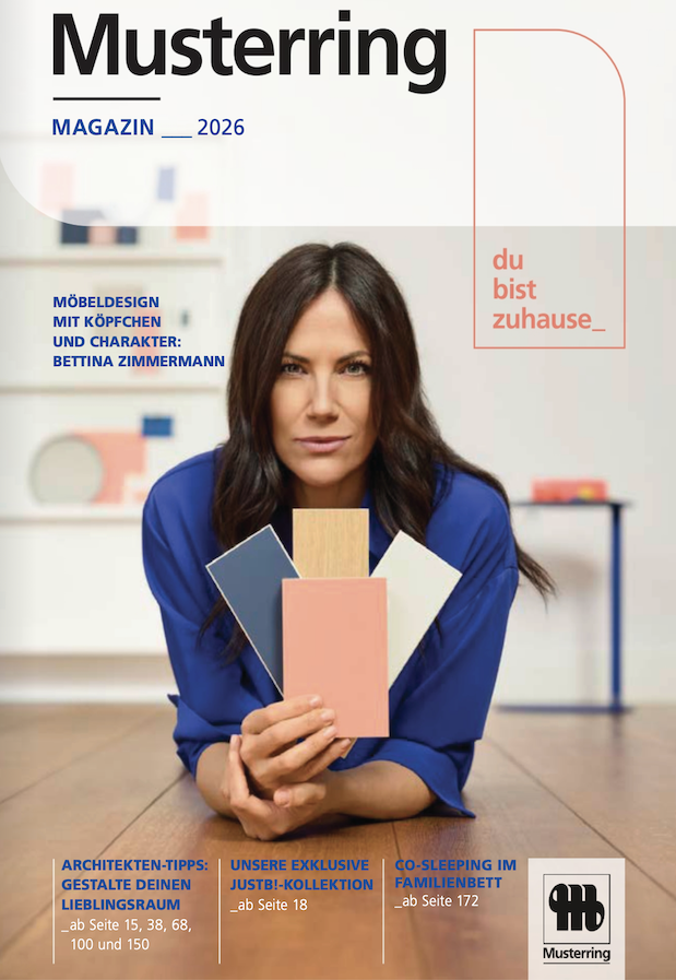 Musterring Magazin 2026 Cover mit Bettina Zimmermann, die Farbmuster präsentiert. Möbeldesign mit Köpfchen.