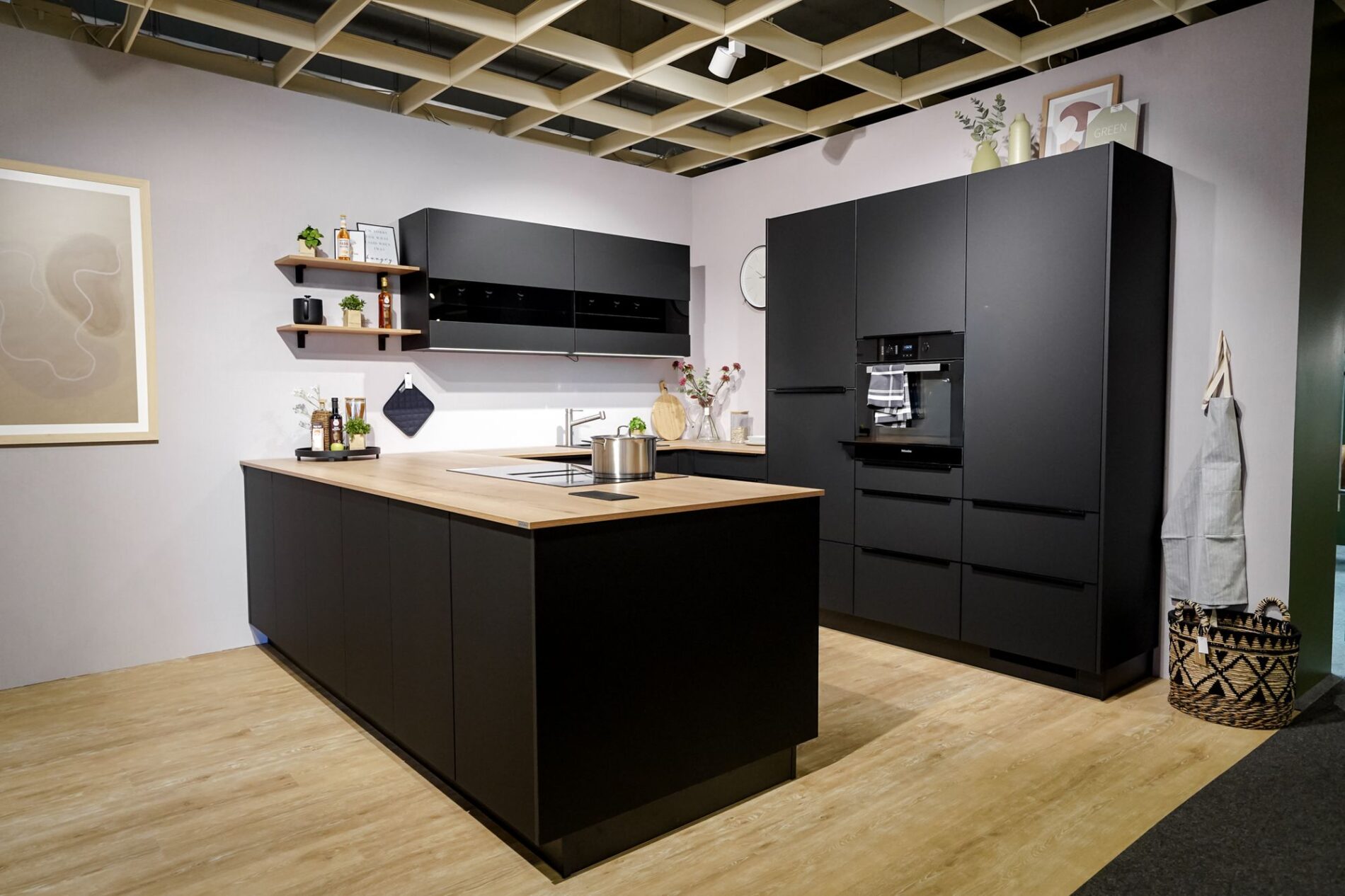 Moderne schwarze Küche mit Kochinsel und Holzoberflächen