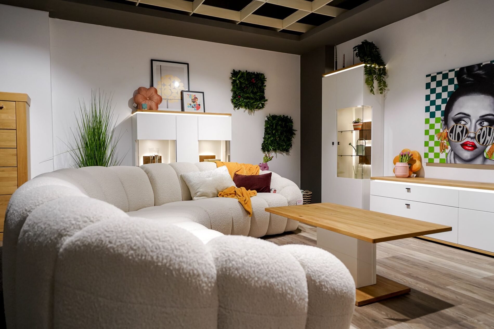 Modern Wohnzimmer mit Bouclé-Sofa, Holztisch und Wanddeko