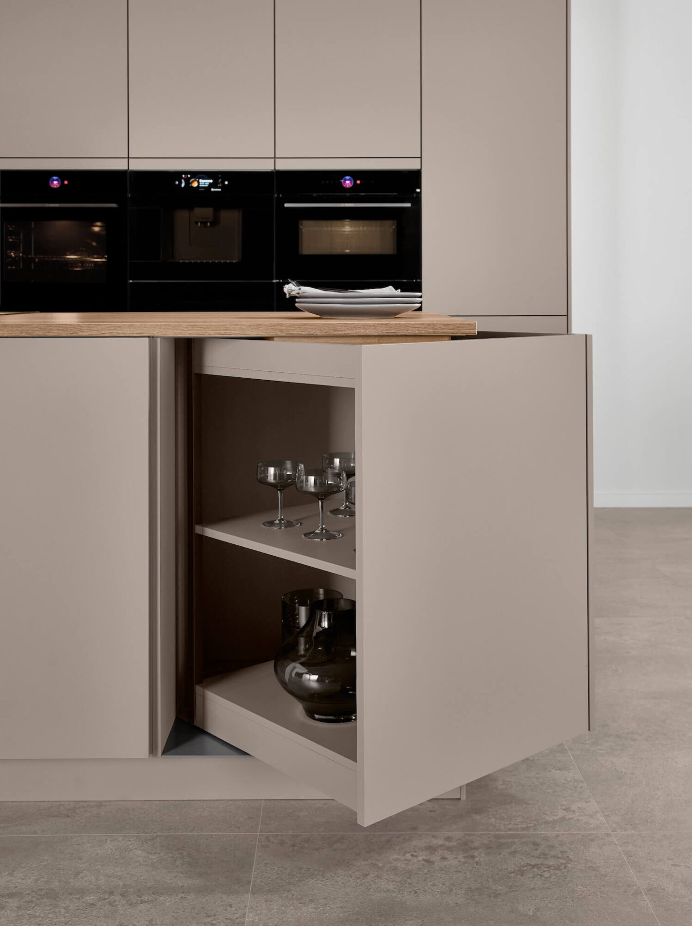 Moderne Küche mit integrierten Geräten und ausziehbarem Regal