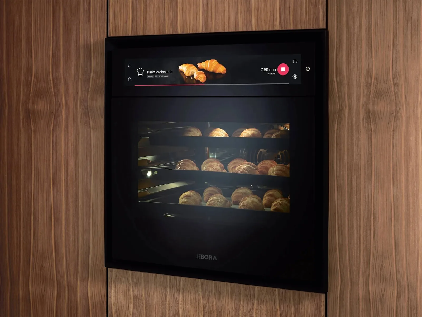 BORA Backofen mit Croissants und Touchscreen-Bedienung