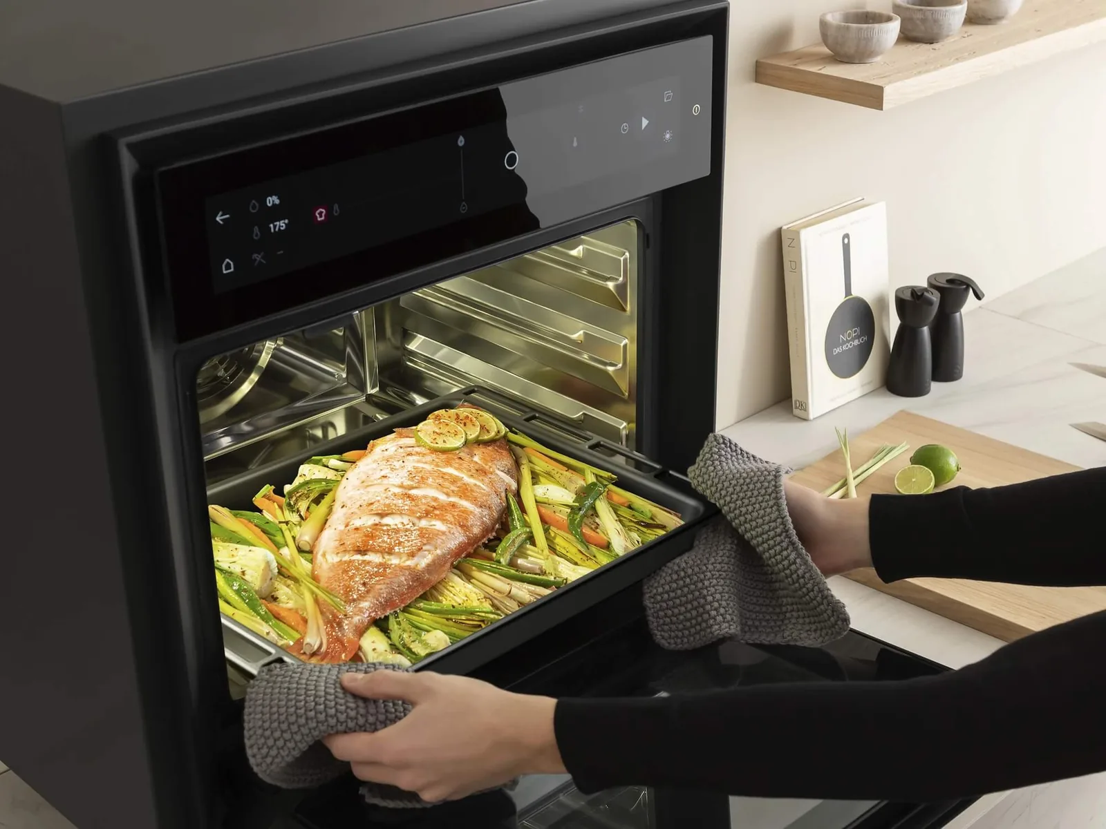 Ganze Dorade mit Gemüse im Backofen gebacken