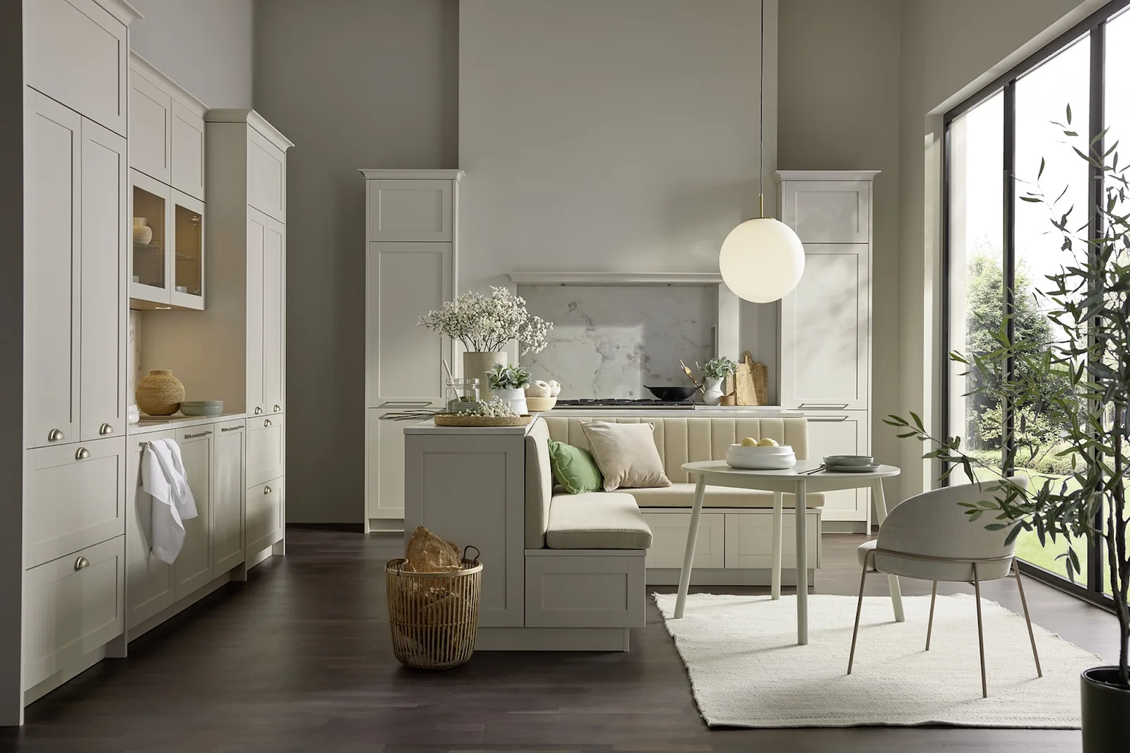 Moderne beige Küche mit Sitzbank und Esstisch