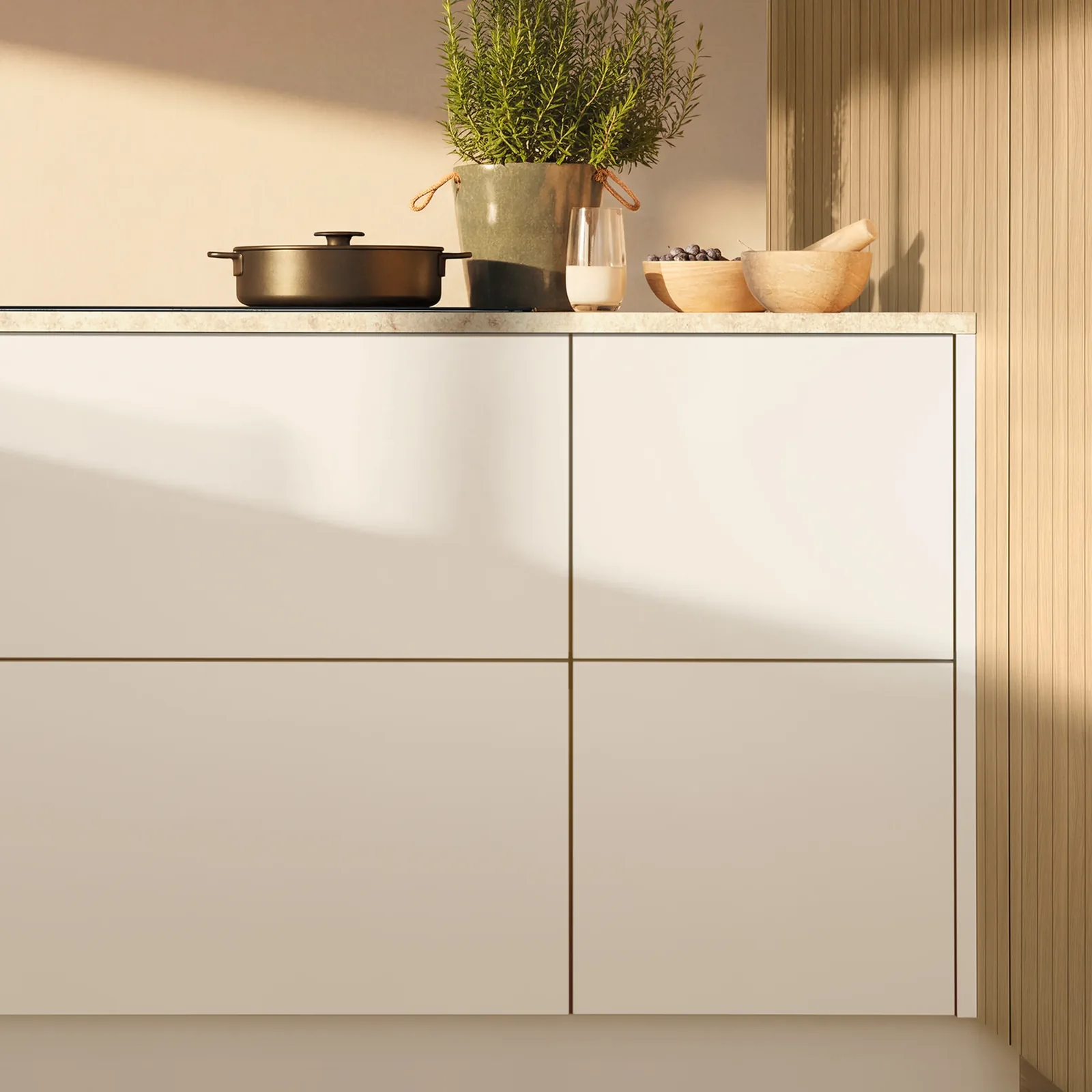 Moderne weiße Küche mit Kräutern und Kochtopf