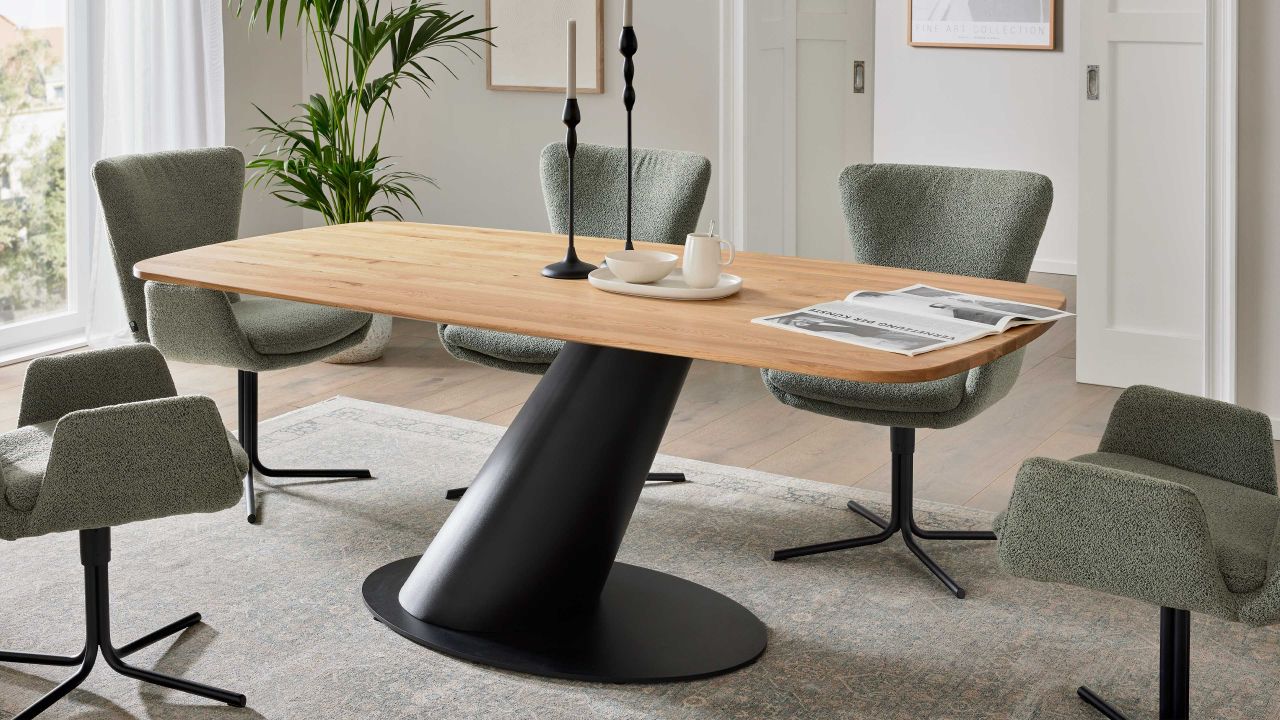 Esstisch-modern-mit-Holzplatte-und-Metallfuss
