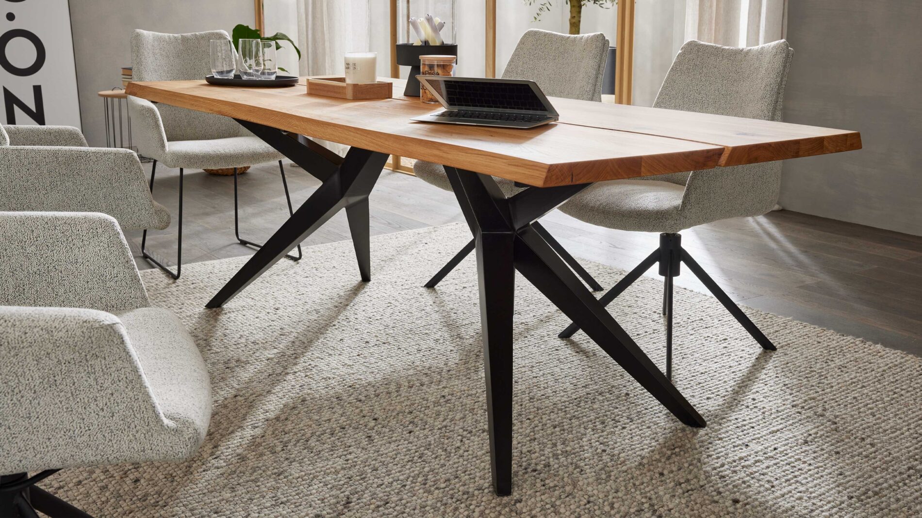 Interliving-Esstisch-mit-massiver-Holzplatte-und-Metallgestell