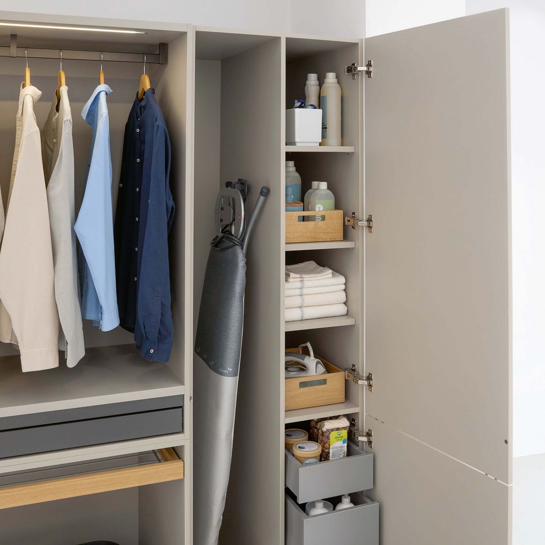 Schueller-Hauswirtschaftsraum-Hochschrank-Garderobe-Buegelbrett