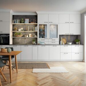 Moderne weiße Küche mit Essbereich und Holzboden