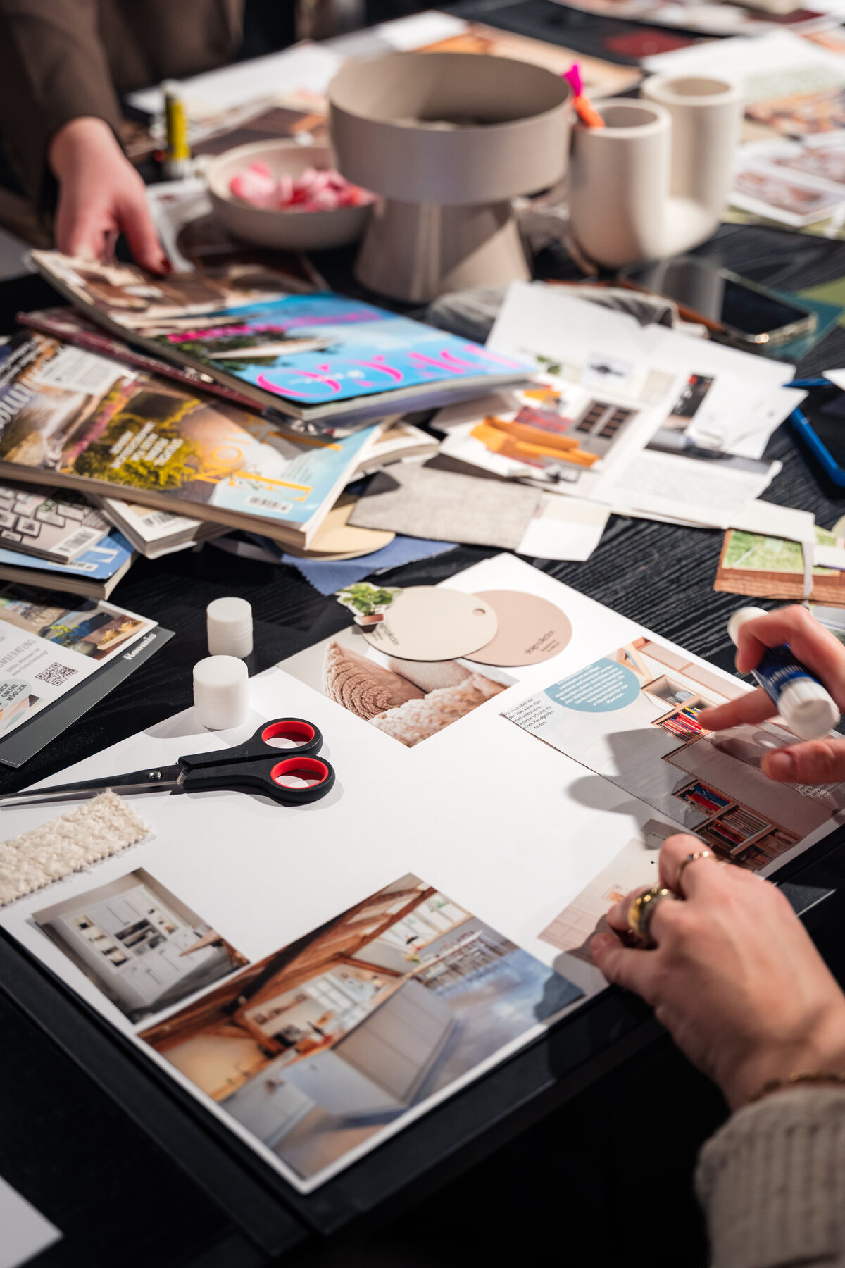 Moodboard mit Wohnideen, Farbmustern und Materialproben wird gestaltet