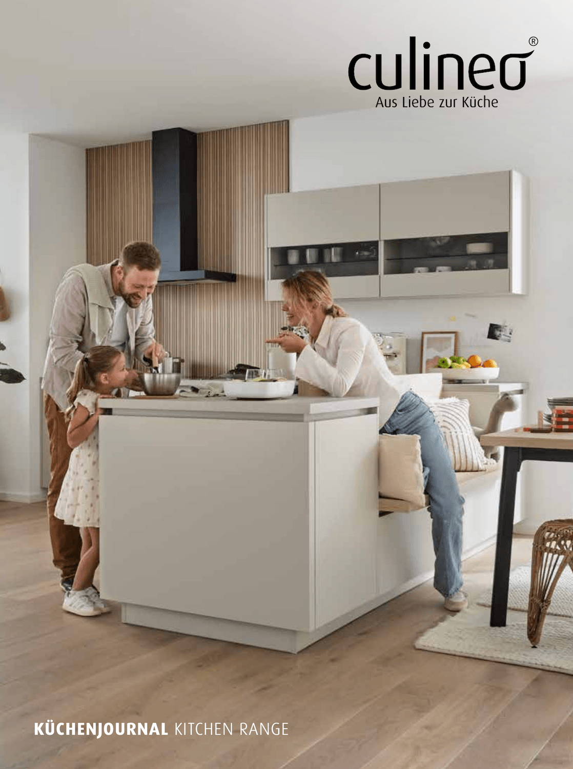 Familie in moderner Küche mit Culinéa Logo und „Küchenjournal Kitchen Range“