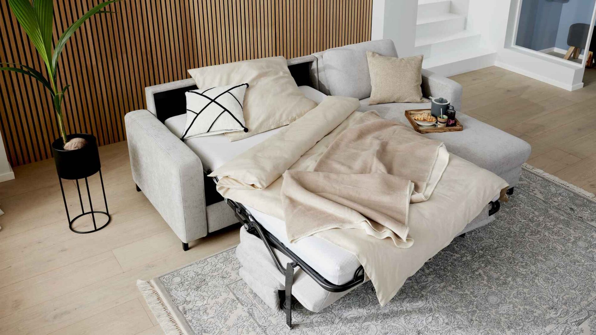 Interliving-Schlafsofa-1447907-ausgeklappt-mit-Bettzeug